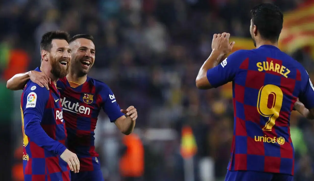 Para pemain Barcelona merayakan gol yang dicetak oleh Lionel Messi ke gawang Real Valladolid pada laga La Liga 2019 di Stadion Camp Nou, Selasa (29/10). Barcelona menang 5-1 atas Real Valladolid. (AP/Joan Monfort)