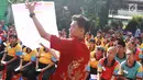 Petugas KPPS menunjukkan surat suara kepada penghuni Panti Sosial Bina Laras Harapan Sentosa (PSBLHS) 2 dalam pemilu serentak di Cipayung, Jakarta, Rabu (17/4). Pada Pemilu 2019, total pemilih dengan disabilitas grahita dan mental yang masuk DPT berjumlah 54.295. (Liputan6.com/Immanuel Antonius)