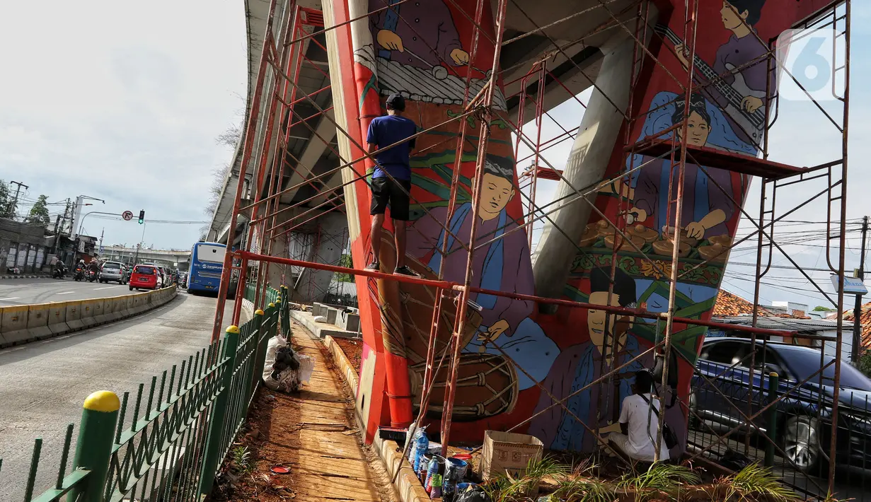 Seniman melukis mural pada dinding Jalan Layang Pesing di Jakarta Barat, Sabtu (7/12/2019). Mural pada jalan layang sepanjang 1,5 kilometer tersebut merupakan bagian dari program Pemerintah Provinsi DKI Jakarta dalam mempercantik Ibu Kota. (Liputan6.com/Johan Tallo)