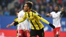 Selebrasi striker Borussia Dortmund, Pierre-Emerick Aubameyang setelah mencetak gol ke gawang Hamburg SV pada laga Liga Jerman 2016/2017 di Hamburg (5/11/2016). Pierre-Emerick Aubameyang (Gabon) yang pada awal musim 2023/2024 hijrah ke Olympique Marseille dari Chelsea ini tercatat pernah menjadi top skor Liga Jerman saat membela Borussia Dortmund yang dibelanya mulai 2013/2014 hingga tengah musim 2017/2018. Pada musim 2016/2017 ia menjadi top skor Liga Jerman dengan koleksi 31 gol. (AFP/Carmen Jaspersen)