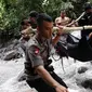 Petugas dan warga saat mengevakuasi jenazah korban banjir bandang di kawasan Air Terjun Dua Warna, Deli Serdang, Sumatera Utara, Senin (16/5). Saat banjir bandang terjadi sekitar 80 orang yang berkemah di tempat tersebut. (ALBERT DAMANIK / AFP)