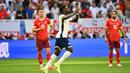 Lima menit berselang, Bukayo Saka mencetak gol penyeimbang untuk Inggris. (Alberto PIZZOLI/AFP)