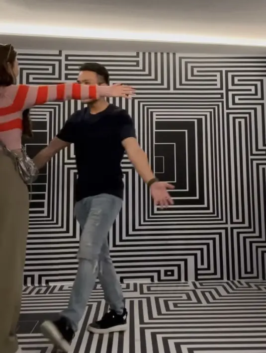 Sedangkan Yakup mengenakan atasan t shirt hitam dan celana denimnya.  (@jscmila)