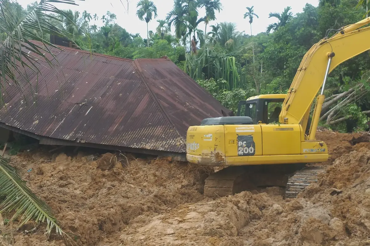 Tim gabungan melakukan pencarian terhadap korban longsor di Padang Pariaman, Kamis (30/9/2021).