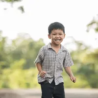 Anak laki-laki kerap mendapat pandangan bahwa menangis atau menunjukkan perasaan adalah tanda kelemahan. Hal ini membuat mereka menekan emosi dan sulit mengungkapkan apa yang dirasakan. (foto/dok: freepik/jcomp)