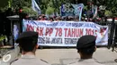 Sejumlah aparat kepolisian menjaga aksi unjuk rasa di depan Gedung Balaikota, Jakarta, Kamis (25/11). Dalam aksinya para buruh menuntut pencabutan PP Nomor 78 Tahun 2015 tentang pengupahan. (Liputan6.com/Faizal Fanani)