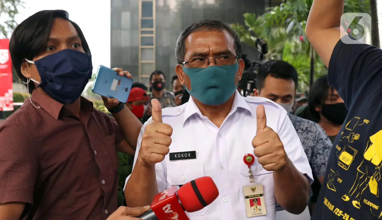 Bupati Blora, Djoko Nugroho (tengah) keluar dari gedung KPK usai menjalani pemeriksaan, Jakarta, Kamis (6/8/2020). Djoko Nugroho diperiksa sebagai saksi dalam kasus dugaan suap terkait kegiatan penjualan dan pemasaran pada PT Dirgantara Indonesia Tahun 2007-2017. (Liputan6.com/Helmi Fithriansyah)