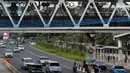 Pekerja menyelesaikan pembangunan JPO di Dukuh Atas, Jakarta, Kamis (20/12). Pembangunan JPO Halte Transjakarta Dukuh Atas sisi Timur dilakukan untuk merelokasi JPO yang posisi tiang (kolom penyangga) berada di tengah ruas jalan. (Liputan6.com/JohanTallo)