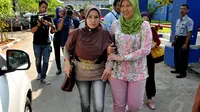 Orangtua mahasiswa yang menjadi korban penganiayaan, Dimas Dikita Handoko, mendatangi STIP Marunda, Rabu (30/04). (Liputan6.com/Johan Tallo)