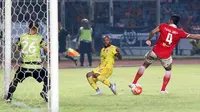 Pemain Sriwijaya FC, Anis Nabar (tengah) mengecoh para pemain Persija pada laga Torabika SC 2016 di Stadion Utama Gelora Bung Karno, Jakarta (24/6/2016). Sriwijaya unggul 1-0. (Bola.com/Nicklas Hanoatubun)