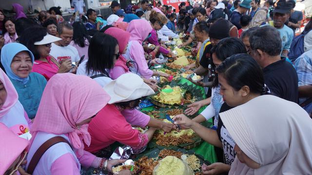 Emak-emak Rayakan Ultah Jokowi di Solo