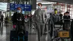 Penumpang berjalan melalui aula kedatangan untuk penerbangan internasional di Bandara Internasional Ibukota di Beijing, China, Selasa (14/3/2023). China akan kembali mengeluarkan berbagai visa untuk orang asing mulai 15 Maret besok, dalam pelonggaran besar-besaran pembatasan perjalanan sejak merebaknya pandemi Covid-19. (Photo by Jade GAO / AFP)
