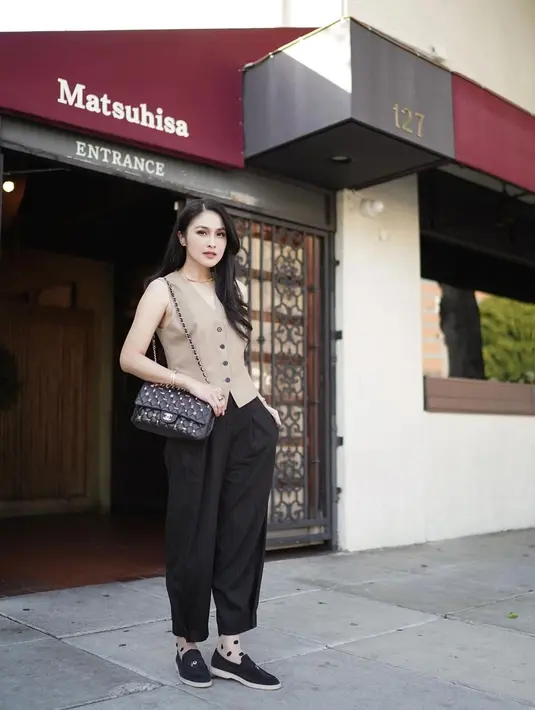 Selama liburan di Los Angeles, California, Sandra Dewi lebih sering tampil kasual. Dirinya juga memilih untuk menggunakan sneakers selama berada di Los Angeles bersama keluarga kecilnya. (Liputan6.com/IG/@sandradewi88)