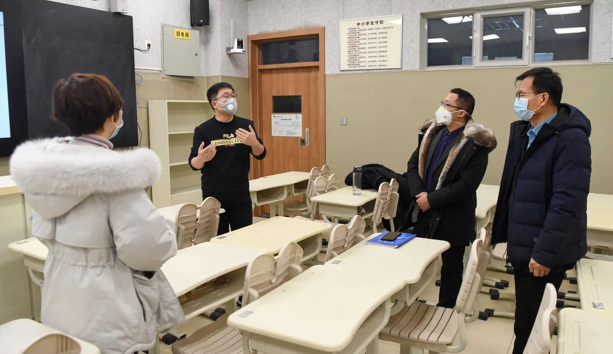 Para guru berbagi gagasan tentang pembelajaran daring (online) di sebuah sekolah menengah di Urumqi, Daerah Otonom Uighur Xinjiang, China, 3 Februari 2020. Demi mencegah dan mengendalikan penyebaran wabah virus corona, sekolah-sekolah di Xinjiang menunda dimulainya semester baru. (Xinhua/Ding Lei)