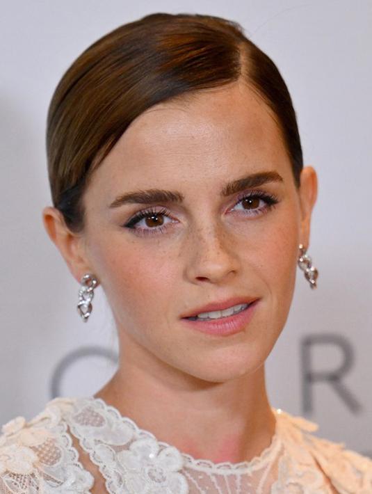 <p>Emma Watson menghadiri makan malam The Kering Foundation's Caring for Women di The Pool on Park Avenue, New York City, Amerika Serikat, 15 September 2022. Bintang Beauty and the Beast itu menata rambut cokelatnya dengan rapi dan membiarkan kacantikan alaminya bersinar melalui sedikit riasan. (ANGELA WEISS/AFP)</p>