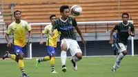 Persebaya saat beruji coba melawan Persegres GU di Stadion Gelora Bung Tomo, Surabaya, Kamis (6/4/2017). (Bola.com/Fahrizal Arnas)