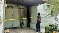 Polisi memasang garis di lokasi rumah yang dibakar oleh warga karena dendam. (Liputan6.com/Istimewa)