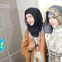 Ria Irawan dan Julia Perez, berjuang melawan kanker bersama. 
