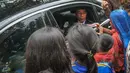Sejumlah anak saat berebut mengambil buku yang dibagikan Presiden Joko Widodo (Jokowi)  di Jalan Cicendo, Bandung, Jumat (24/4/2015). (Liputan6.com/Faizal Fanani)