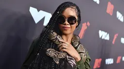 H.E.R. berpose saat menghadiri MTV VMA's 2019 di New Jersey, AS (26/8/2019).  H.E.R. tampil membawa ular di lehernya sebagai aksesoris dan mendapatkan pujian dari netizen. (Photo by Charles Sykes/Invision/AP)