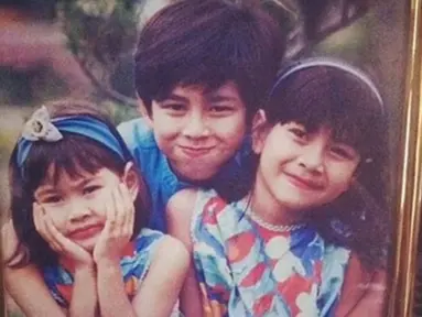 Raffi Ahmad memiliki dua orang adik cantik bernama Nisya Ahmad dan Syahnaz Sadiqah. Sebagai anak pertama, Raffi sudah tunjukkan rasa cintanya ke adik-adiknya. Foto lawas ini jadi bukti kompaknya Raffi dengan kedua adiknya. (Liputan6.com/IG/raffinagita1717)