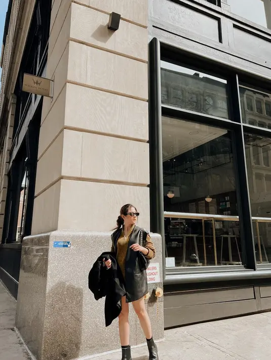 Potret OOTD liburan fashionable lainnya dari Jessica Mila. Ia tampil mengenakan dress berkerah berwarna mustard, ditumpuknya dengan vest panjang berwarna hitam dari bahan kulit. [Foto: Instagram/jsmila]