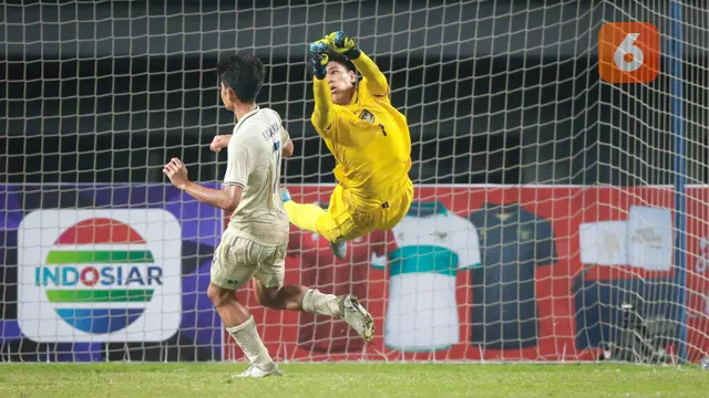 Foto: Aksi Heroik Cahya Supriadi Saat Selamatkan Gawang Timnas Indonesia U-19 dari Gempuran Thailand di Piala AFF U-19