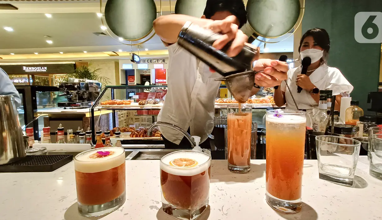 Barista membuat menu kopi pada pembukaan Restoran La Verre Patisserie di PIM 1 Jakarta, Senin (21/3/2022). Restoran berlokasi di Street Gallery dan dibuka dari pukul 10.00 - 21.00 WIB menghadirkan area semi outdoor untuk tempat sarapan hingga makan malam. (Liputan6.com/Fery Pradolo)