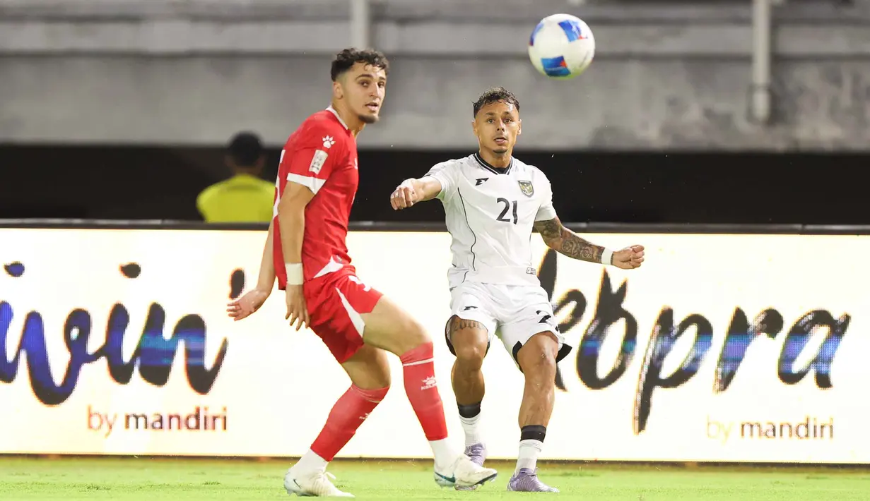 Bek Timnas Indonesia, Dean Ruben James (kanan) saat mengecoh pemain Lebanon pada laga FIFA Matchday yang berlangsung di Stadion Gelora Bung Tomo, Surabaya, Senin (8/9/2025) malam WIB. (Bola.com/Abdul Aziz)