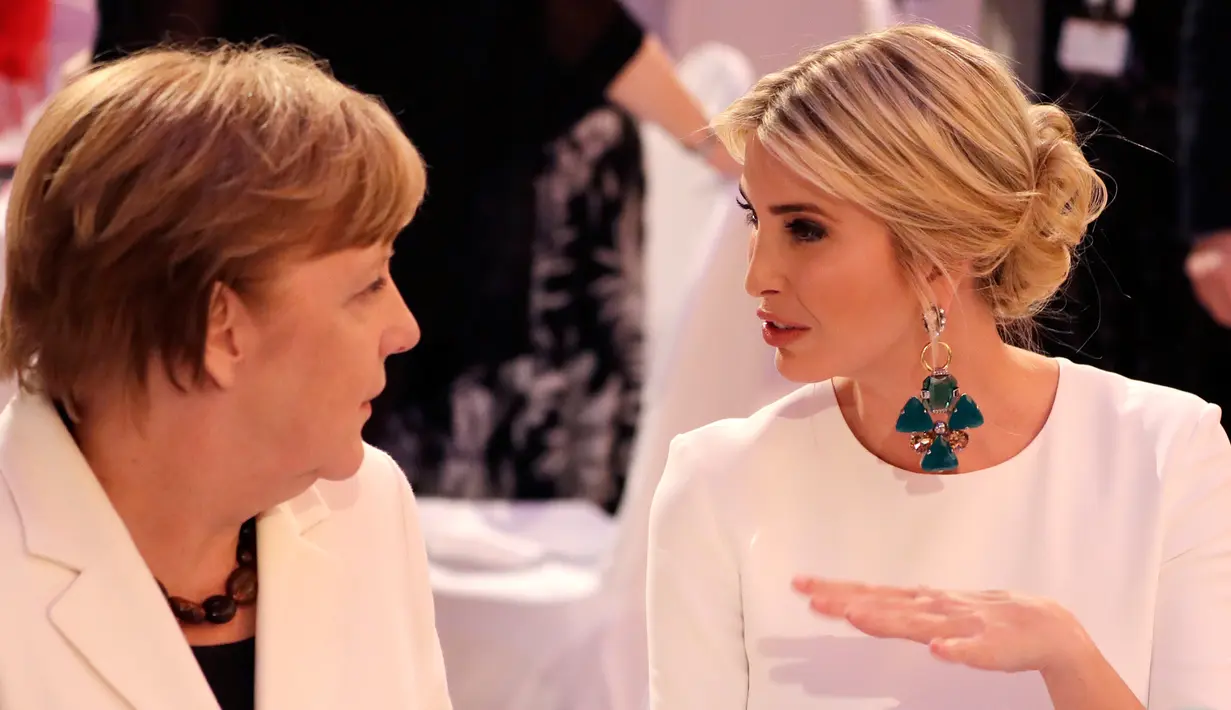Putri Presiden Amerika Serikat Donald Trump, Ivanka Trump (kanan) berbincang dengan Kanselir Jerman Angela Merkel saat menghadiri acara makan malam di Berlin, Jerman (25/4). (AP Photo/Michael Sohn, pool)