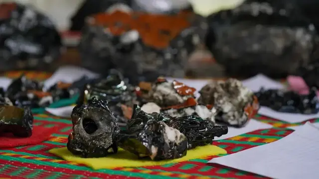 Batu Hitam Mengkilap di Thailand