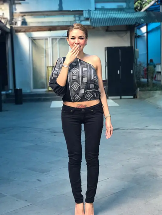 Artis yang sering tampil seksi, Nikita Mirzani ingin pergi ke tanah suci Mekkah. Ibu dua anak itu ingin menunaikan ibadah haji. Keinginan berangkat tahun ini nampaknya belum bisa terlaksana. (Instagram/nikitamirzanimawardi_17)