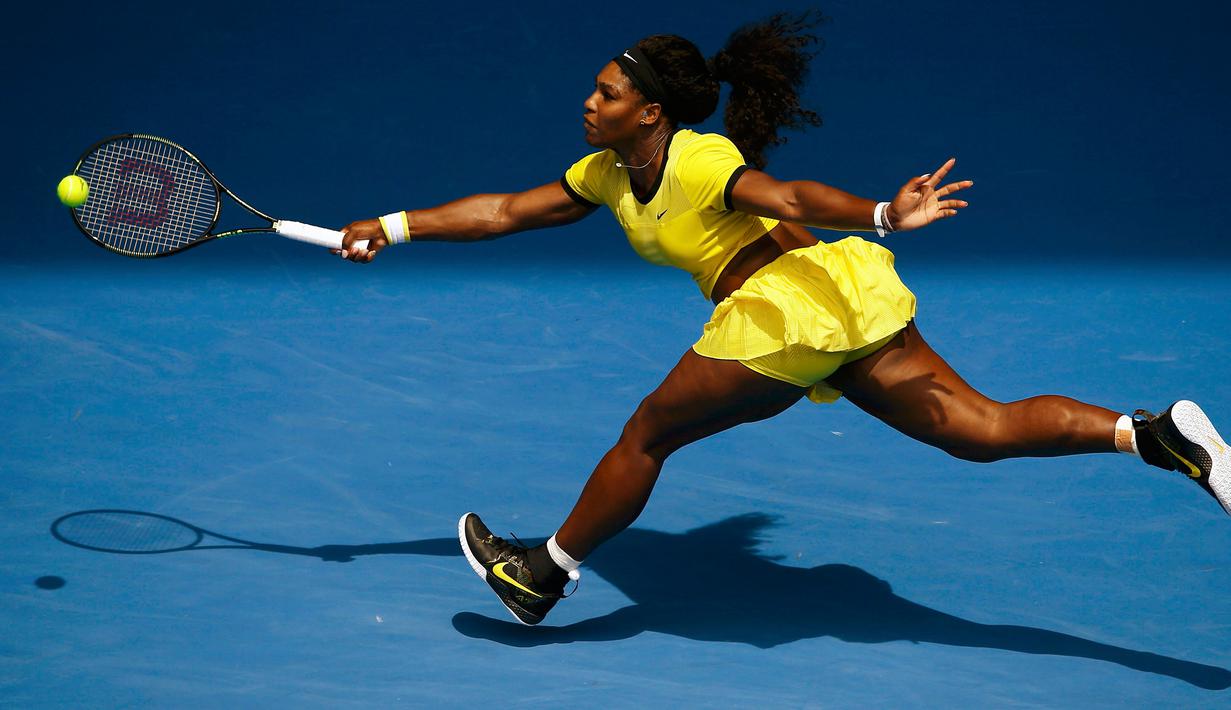 Serena Williams berusaha mengembalikan bola pukulan petenis Rusia, Maria Sharapova pada perempat final turnamen tenis Australia Open 2016 di Melbourne Park (26/1). Williams Kalahkan Sharapova 6-4, 6-1. (REUTERS/Jason Reed)