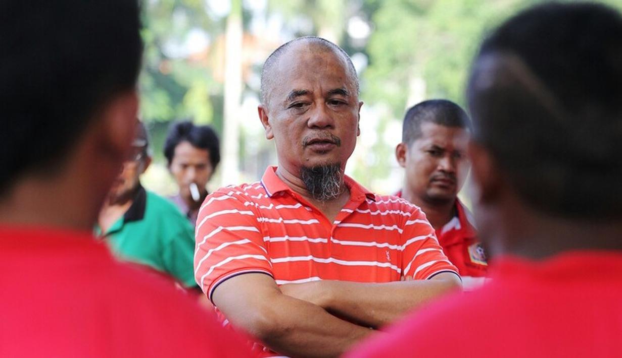 Kritikan Haruna Soemitro kepada Shin Tae-yong memantik emosi pencinta sepak bola Indonesia. Suporter Tim Garuda meluapkan kekesalan kepada Haruna di sosial media. (Bola.com/Robby Firly)