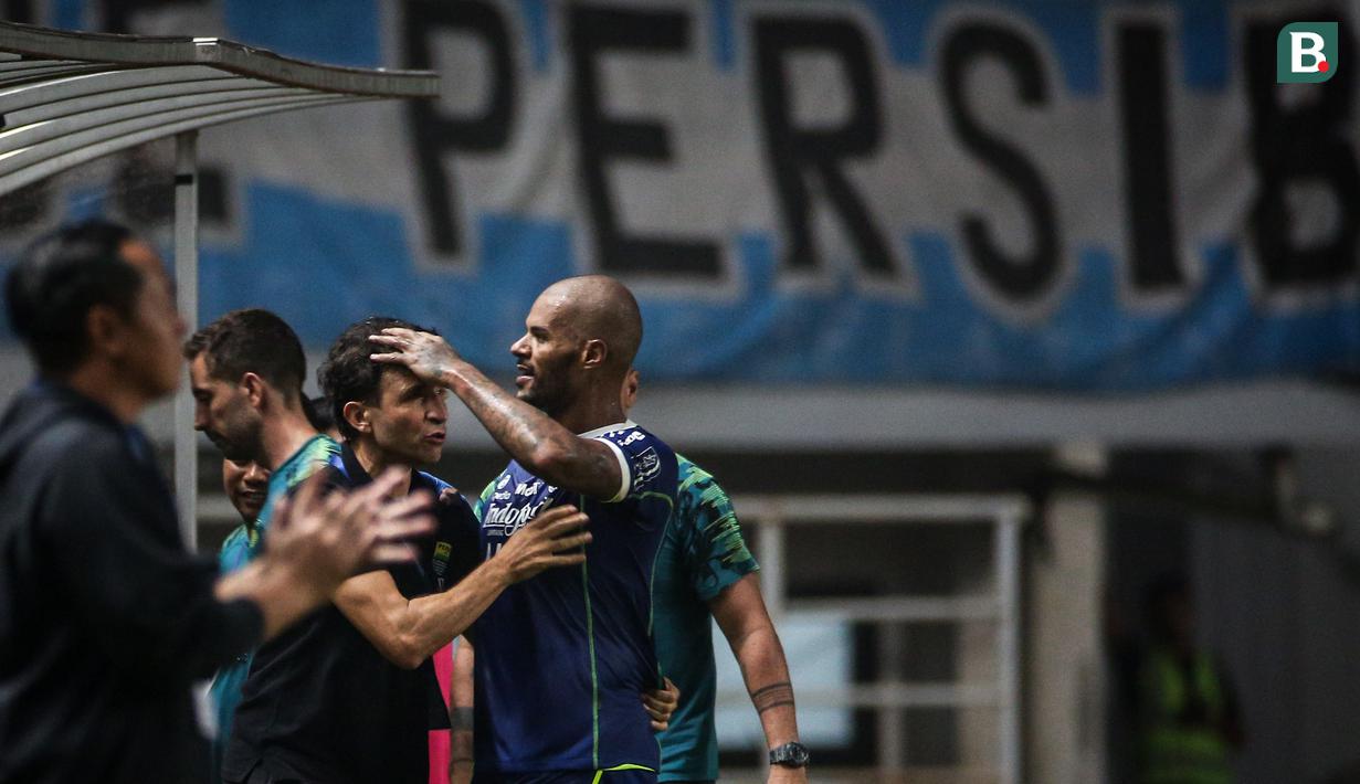 <p>Pemain Persib Bandung, David Da Silva melakukan selebrasi bersama pelatihnya, Luis Milla setelah mencetak gol kedua timnya ke gawang Bhayangkara FC pada laga lanjutan BRI Liga 1 2022/2023 antara Persib Bandung melawan Bhayangkara FC di Stadion Pakansari, Bogor, Jumat (24/03/2023). (Bola.com/Bagaskara Lazuardi)</p>