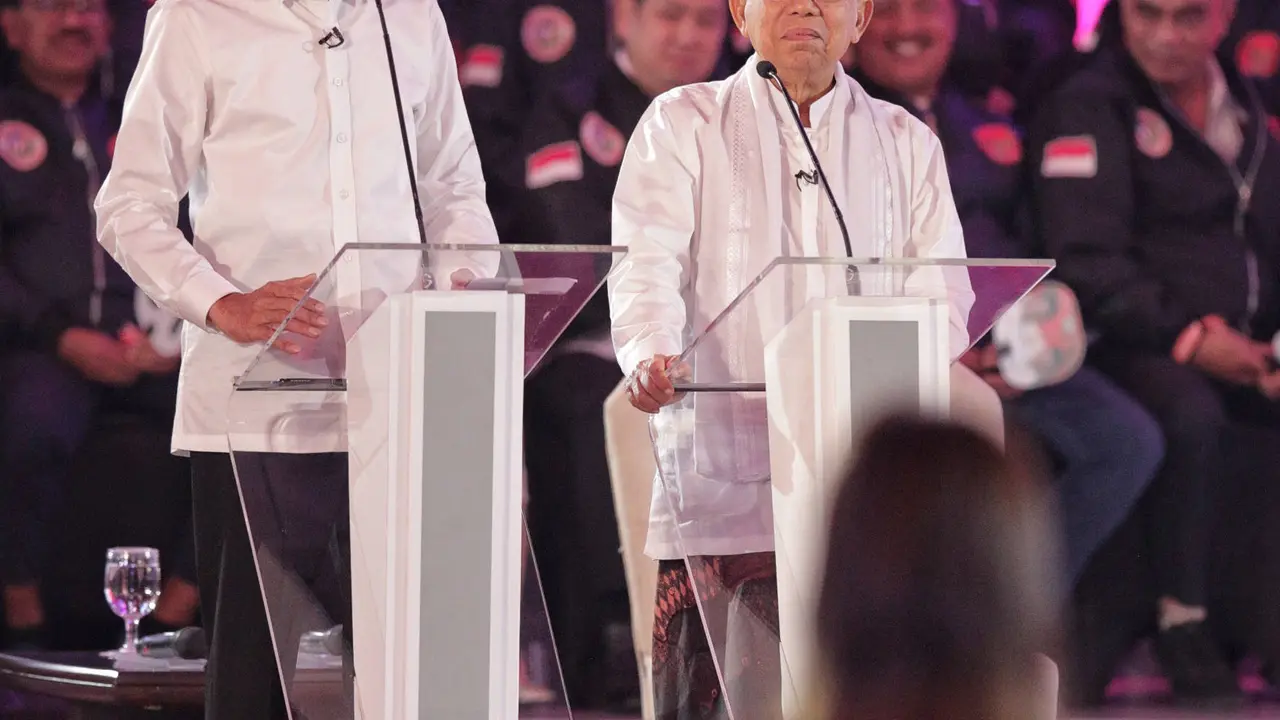Ekspresi Jokowi - Ma'ruf Amin Saat Mengikuti Debat Perdana