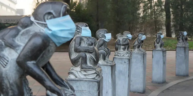 20161220-Protes Polusi, Patung di Bonbin China Pakai Masker-Beijing