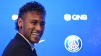 Bintang Brasil, Neymar, tampak gembira saat akan perkenalkan sebagai pemain baru PSG di Stadion Parc des Princes, Paris, Jumat (4/8/2017). Neymar didatangkan dari Barcelona dengan harga 222 juta euro. (AFP/Lionel Bonaventure)