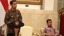 Presiden Jokowi didampingi Wapres Jusuf Kalla memberikan pengarahan  di Istana Negara, Jakarta, Selasa (18/7). Pengarahan diberikan kepada kepala kepolisian daerah (Kapolda) dan kepala kejaksaan tinggi (Kajati) se-Indonesia. (Liputan6.com/Faizal Fanani)