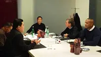 Ketua Umum PSSI Erick Thohir saat berdiskusi dengan tim kepelatihan baru Timnas Indonesia, yang terdiri atas Patrick Kluivert, Alex Pastoor, Denny Landzaat, dan Gerald Vanenburg di Belanda. (Dok. Instagram Erick Thohir)