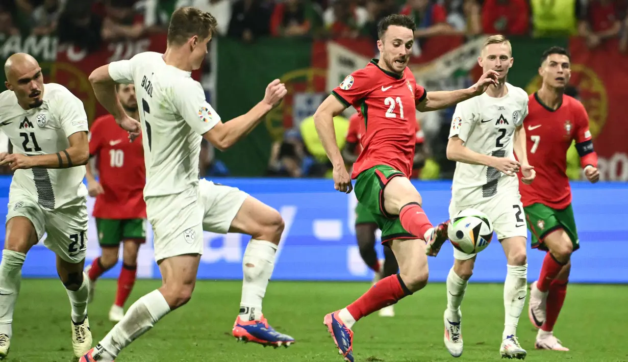 Portugal dan Slovenia bermain terbuka sejak awal laga. (Angelos Tzortzinis/AFP)