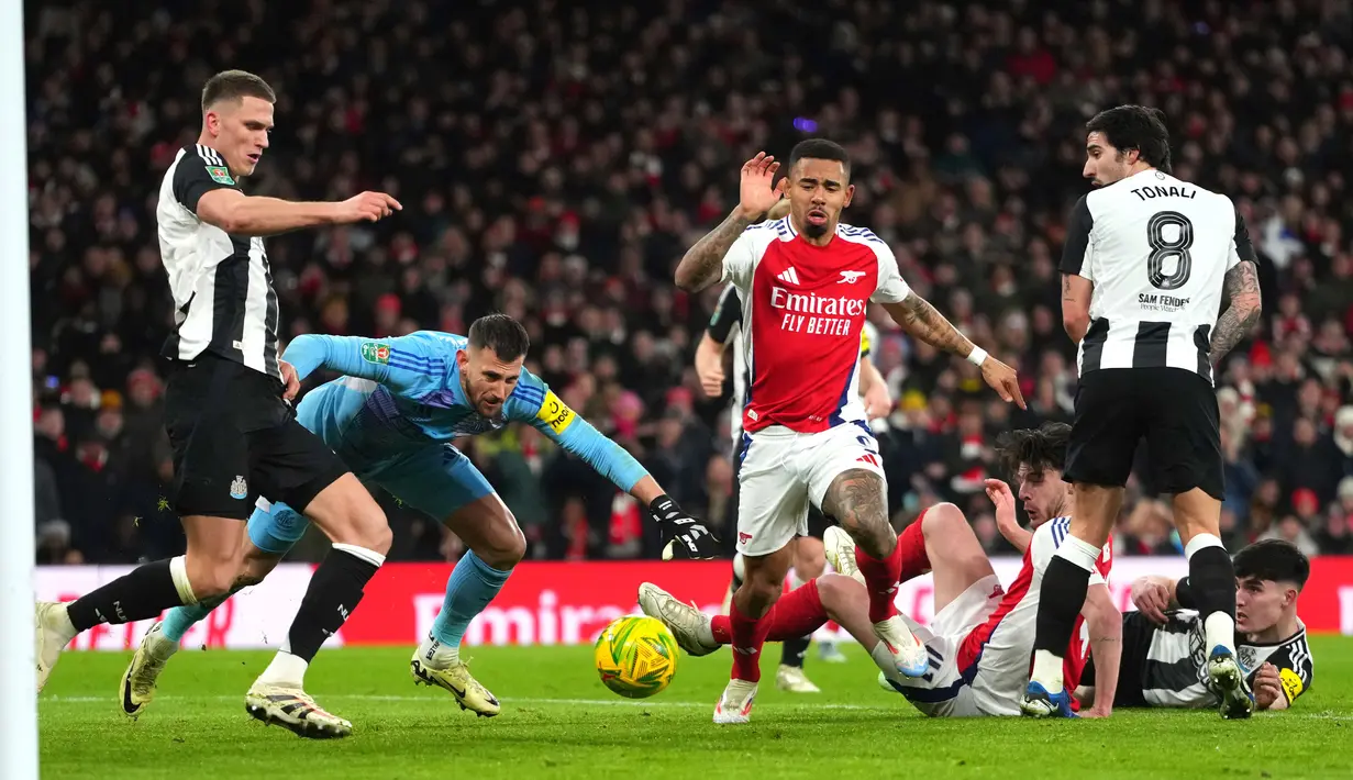 Arsenal harus mengakui keunggulan Newcastle United dalam laga leg pertama semifinal Carabao Cup 2024/2025 yang digelar di Emirates Stadium, Rabu (8/1/2025) dini hari WIB. Tampil di depan pendukung sendiri, The Gunners menyerah dua gol tanpa balas. (AP Photo/Kirsty Wigglesworth)