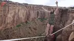 Seorang Slackliner profesional uji nyali melintasi puncak grand canyon dengan menggunakan sepatu hak tinggi.