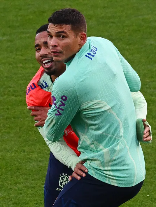 Bek Brasil Thiago Silva (kanan) dan penyerang Brasil Gabriel Jesus mengikuti sesi latihan di tempat latihan Continassa di Turin, Italia, Selasa (15/11/2022). Para pemain yang dipanggil Tite untuk membela Brasil di Piala Dunia 2022 digembleng Continassa hingga 20 November 2022. (Vincenzo PINTO / AFP)