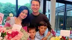 Melalui akun Instagram, Titi Kamal membagikan momen ulang tahunnya. Dalam hari bahagia tersebut, dirinya mendapatkan kejutan ulang tahun dari Christian Sugiono dan kedua putranya. (Liputan6.com/IG/@titi_kamall)