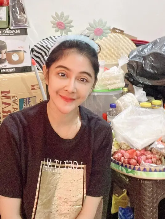 Istri Kapolres Gowa, Sulawesi Selatan pada periode 2021-2023 silam itu juga tak gengsi tinggal di kos-kosan. Saat membagikan potretnya dengan berlatar bumbu dapur, ia mengaku semakin bersemangat dan lebih memahami arti hidup. [Instagram/uutpermatasari]