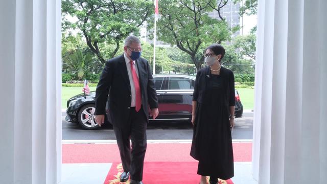 Kunjungan Menlu Malaysia Dato’ Saifuddin Abdullah ke kantor Kemlu RI disambut oleh Menlu Retno Marsudi, Senin (18/10/2021).