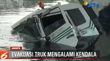 Sambil menunggu kendaraan derek berukuran besar, Petugas Laka Lantas Jakarta Utara yang tiba dilokasi menggelar olah TKP dan meminta keterangan sejumlah saksi.