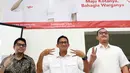 Cawagub DKI Jakarta, Sandiaga Uno (tengah) jelang memaparkan rekapitulasi penerimaan dan pengeluaran dana kampanye di Jakarta, Kamis (8/12). Sandi memaparkan hasil rekapitulasi anggaran hingga 30 November 2016. (Liputan6.com/Helmi Fithriansyah)