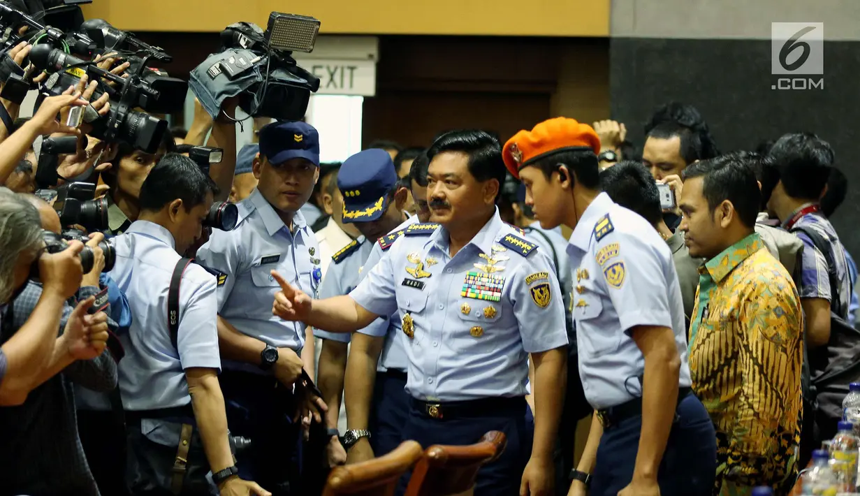 Kepala Staf Angakatan Udara (KSAU) Marsekal Hadi Tjahjanto bersiap mengikuti Uji Kelayakan dan kepatutan (Fit and Proper Test) sebagai calon Panglima TNI di ruang Rapat Komisi I, Kompleks Parlemen Senayan, Jakarta, Rabu (6/12). (Liputan6.com/Johan Tallo)